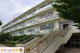 ���ӊ� �O���s����쏬�w�Z �k��12���B 900m